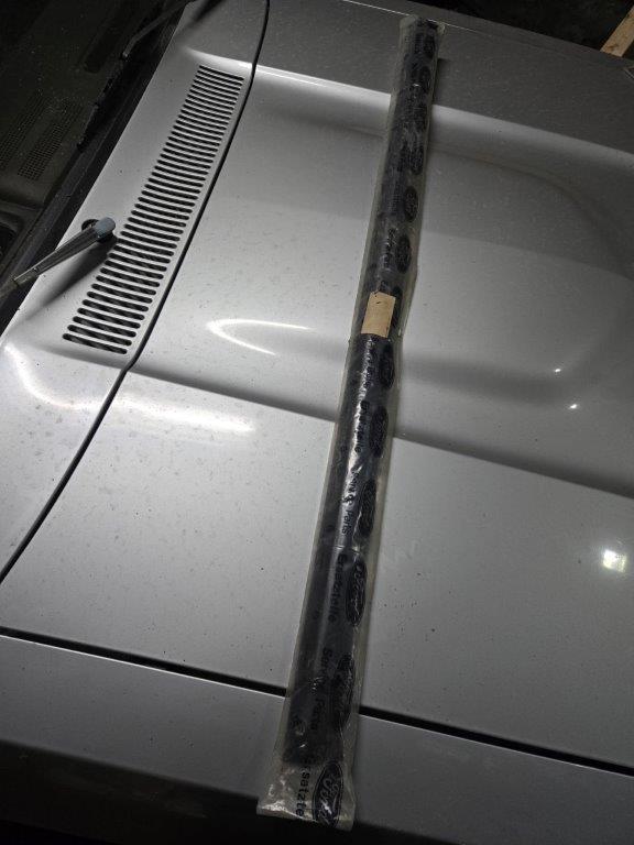 Ford Capri Mk3 GL / 2.8i – Right-Hand Side Door Moulding / Bumper (NOS)
